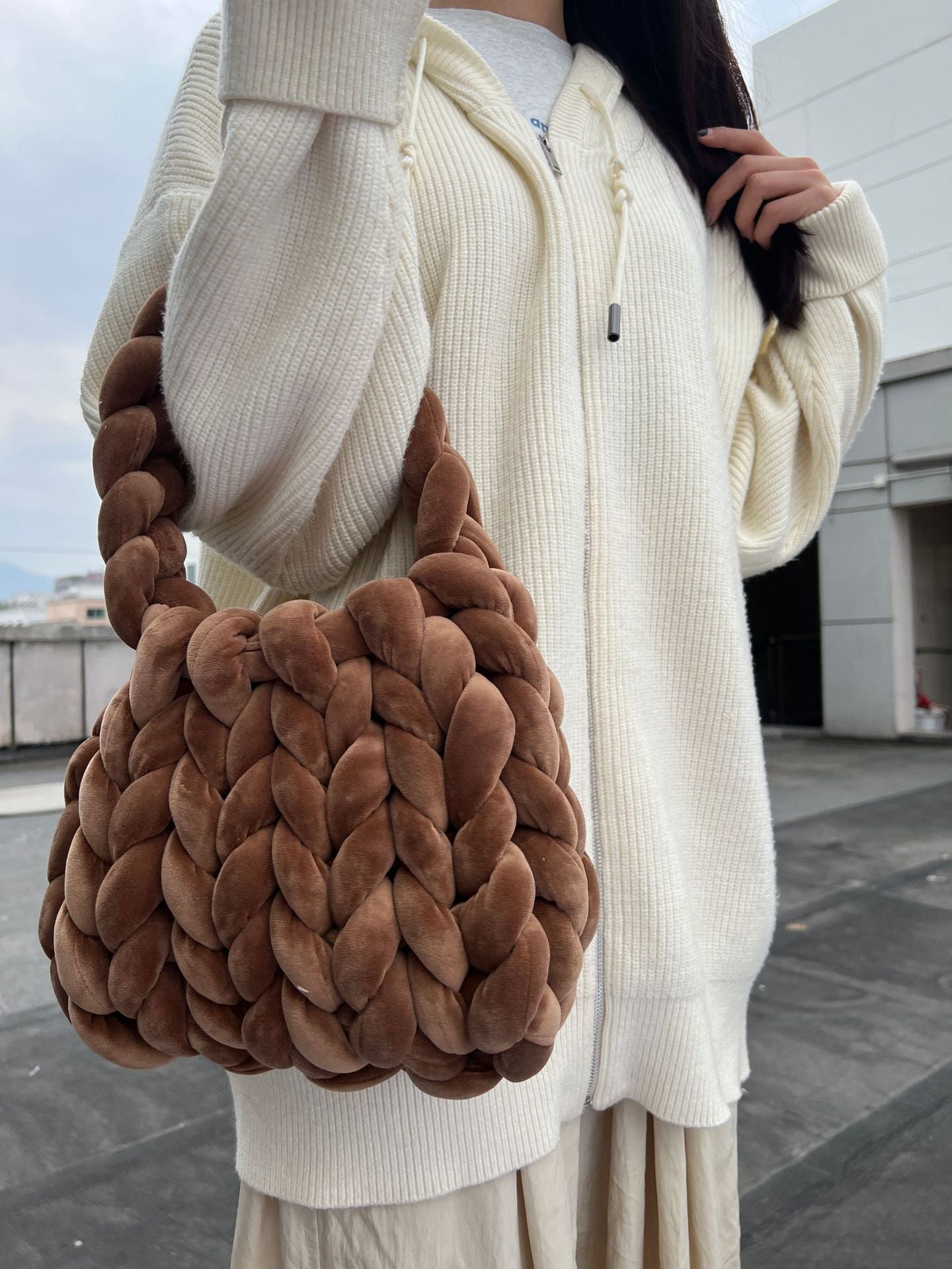 DIY hand woven crystal velvet core spun yarn woven hand-held mailman bag